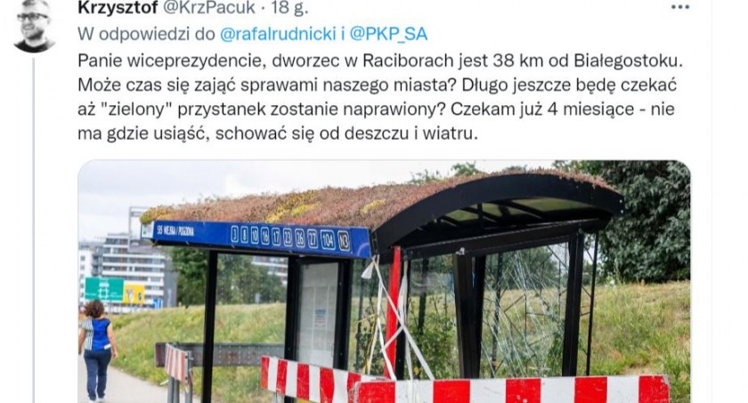 Zdjęcie rozwalonego przystanku komunikacji miejskiej przy ulicy Wiejskiej w Białymstoku/ zrzut ekranu z Twitter.com