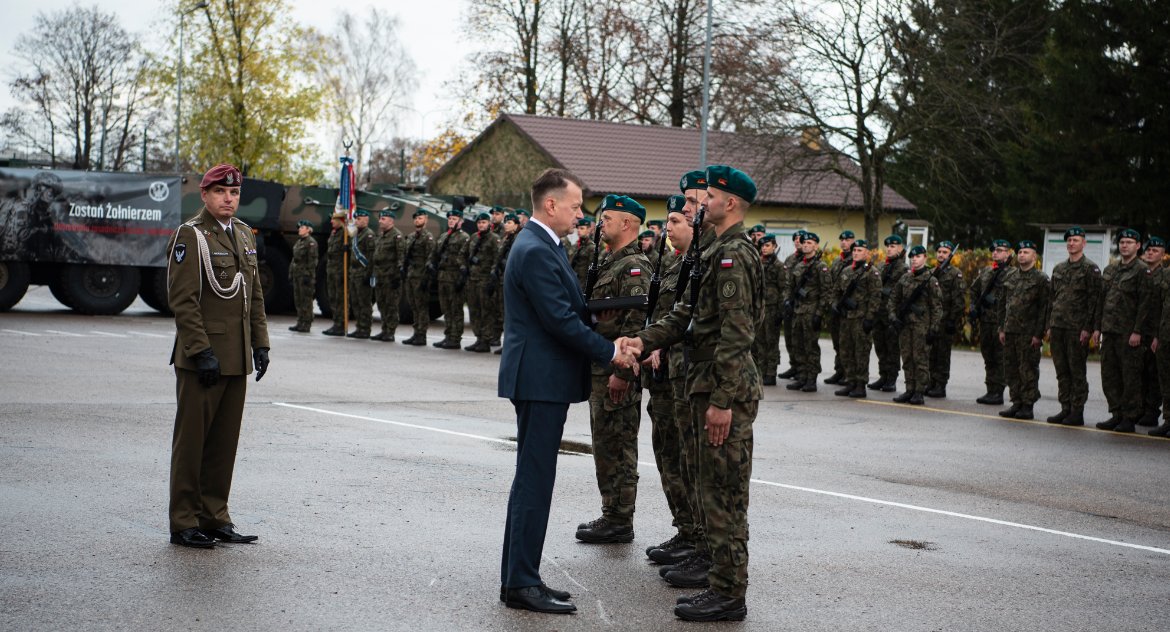 Zdjęcie żołnierzy z Suwałk podczas ceremonii składania przysięgi wojskowej/ MON