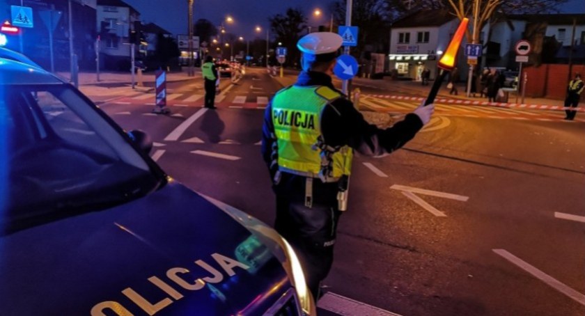 Zdjęcie policjanta drogówki kierującego ruchem/ podlaska.policja.gov.pl