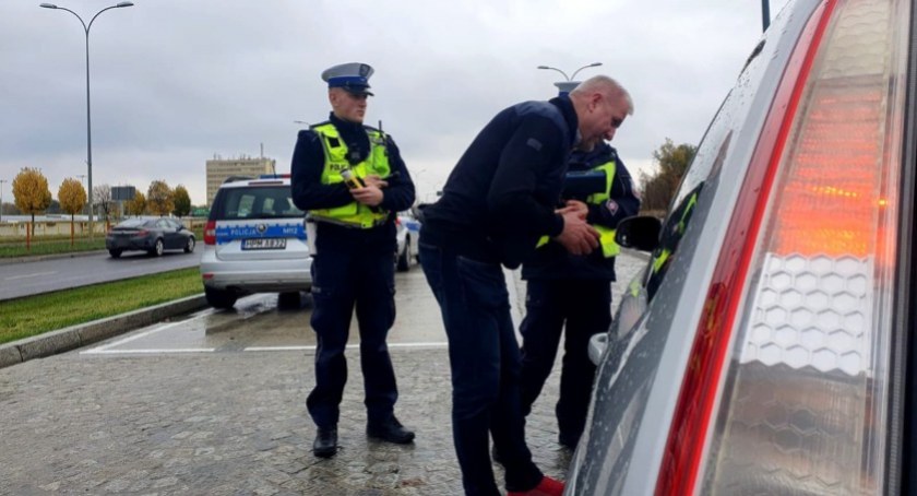 Zdjęcie rajdowca Jarosława Kazberuka z policjantami z białostockiej drogówki/ KMP Białystok