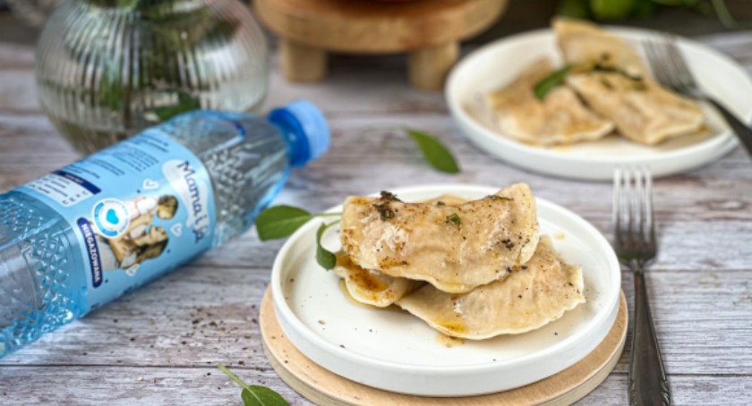 Zdjęcie pierogów z dynią na talerzu