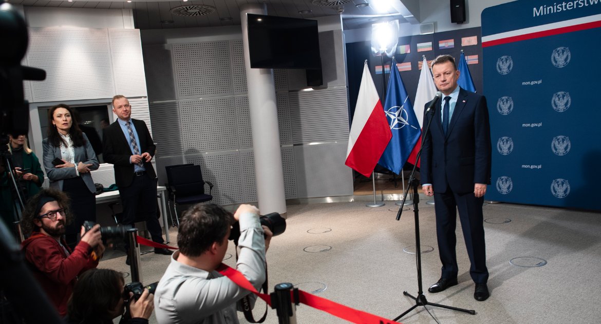 Zdjęcie ministra Mariusza Błaszczaka podczas konferencji zapowiadającej rozpoczęcie budowy muru na granicy z obwodem kaliningradzkim/ MON