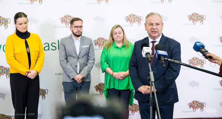 Zdjęcie z konferencji o przyznaniu dotacji dla Centrum Usług na rzecz Osób z Autyzmem/ podlaskie.eu