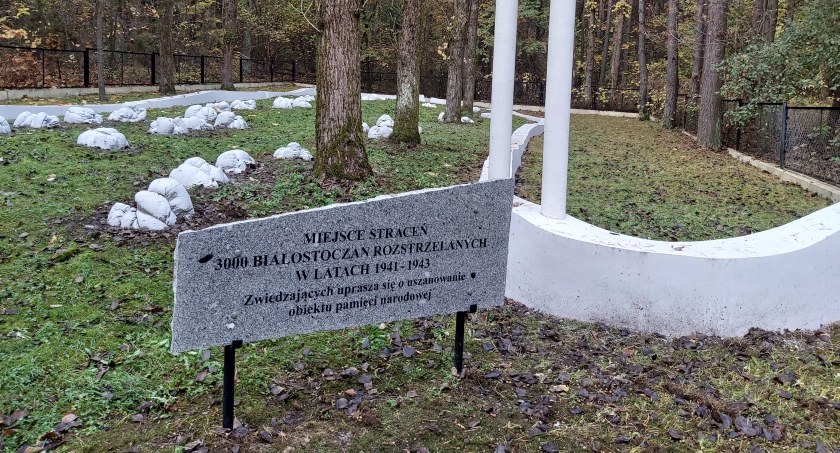 Zdjęcie miejsca pamięci w Lesie Bacieczkowkim po renowacji/ bialystok.pl