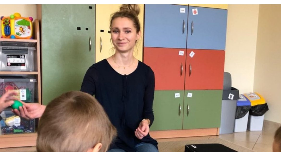 Zdjęcie Justyny Tamberg podczas zajęć z dziećmi