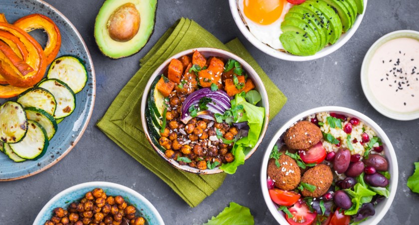 Zdjęcie ilustracyjne: zdrowy posiłek, warzywa i owoce