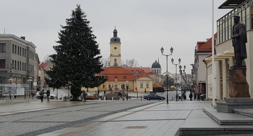 Zdjęcie choinki miejskiej na Rynku Kościuszki w Białymstoku/ DDB
