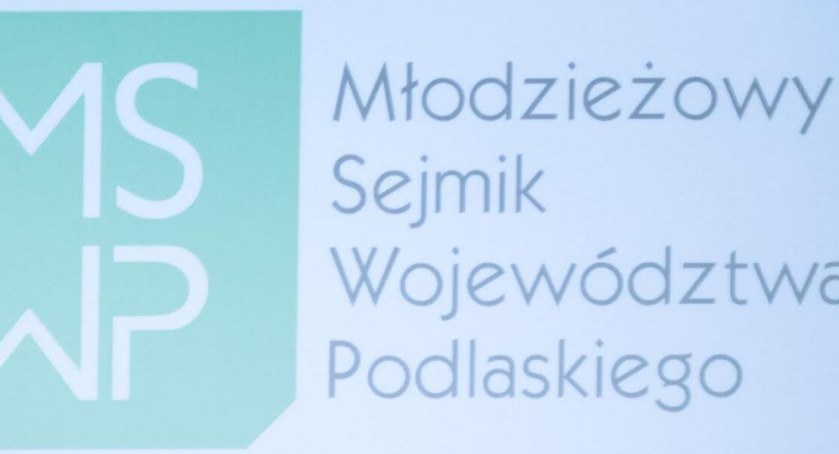Zdjęcie napisu nad wejściem do budynku urzędu marszałkowskiego/ podlaskie.eu
