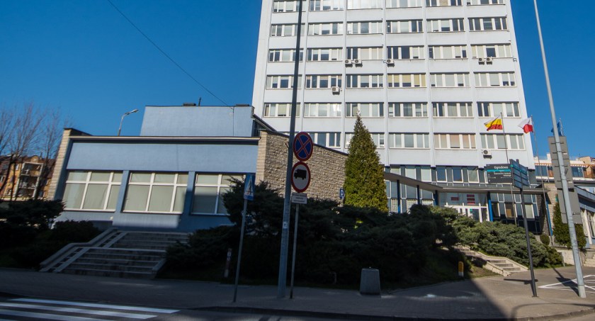 Zdjęcie drewnianego domu z kominem w Białymstoku/ DDB