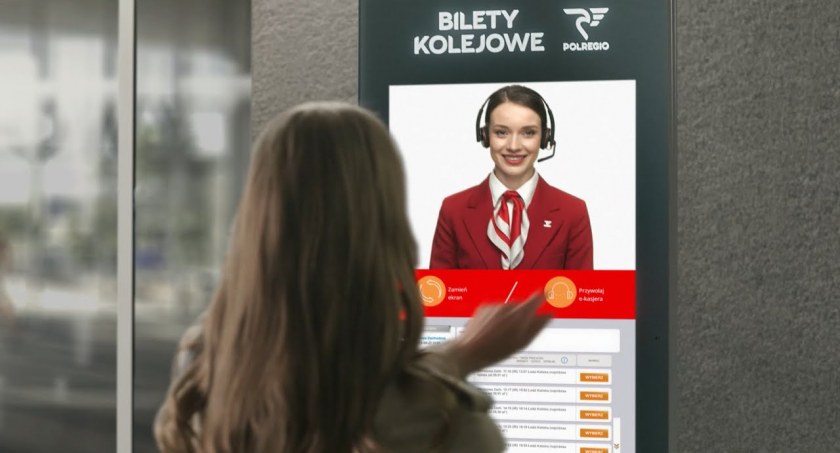 Zdjęcie kobiety przy videomacie/ Polregio
