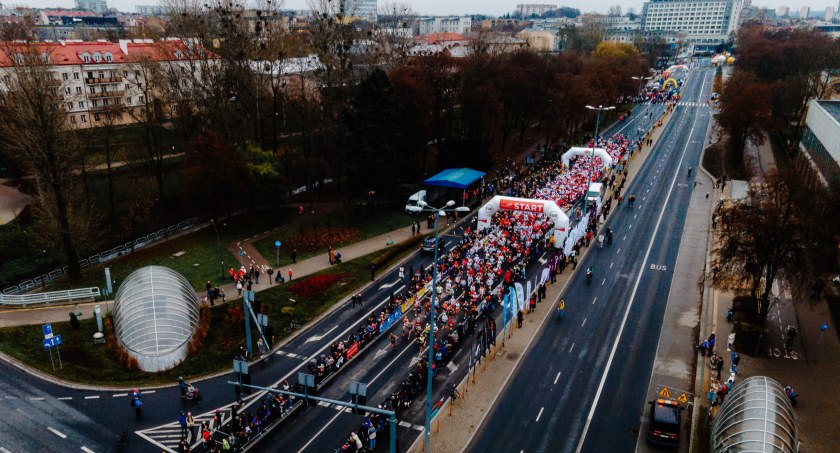 Zdjęcie biegaczy biorących udział w wydarzeniu „Biegnę dla Niepodległej”