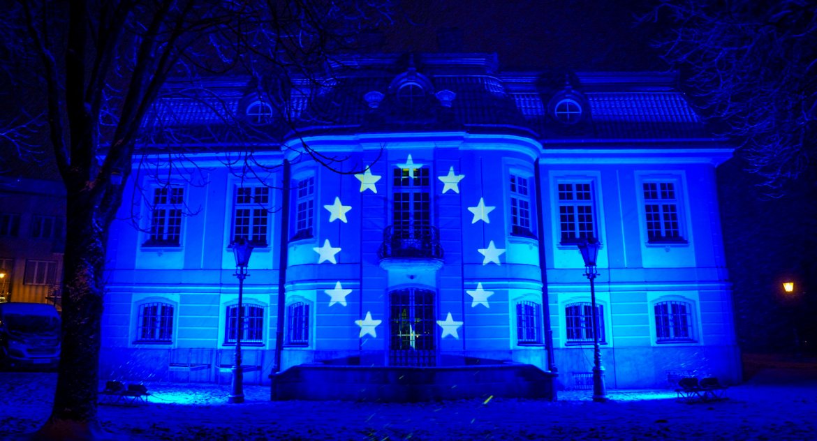 Zdjęcie pałacyku gościnnego w barwach Unii europejskiej/ bialytstok.pl