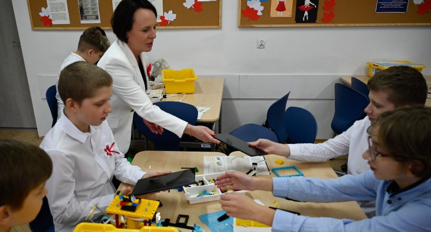 Zdjęcie dzieci, którym przekazywany jest tablet/ bialystok.pl