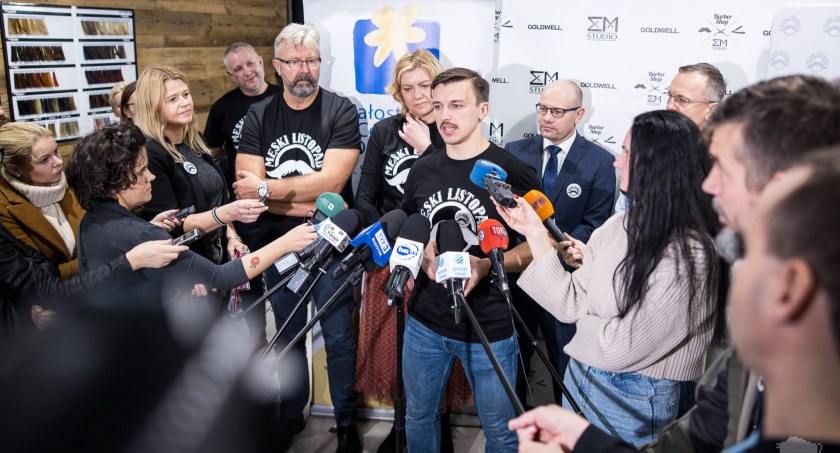 Zdjęcie z konferencji poświęconej akcji „Movember”