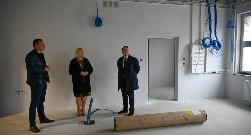 Zdjęcie z kontroli postępu prac w Zespole Szkół Elektrycznych w Białymstoku/ bialystok.pl