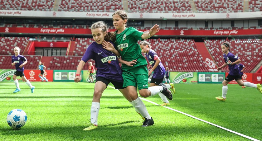 Zdjęcie piłkarek młodzieżowych na rozgrywkach „Z Podwórka na Stadion o Puchar Tymbarku”/ PZPN