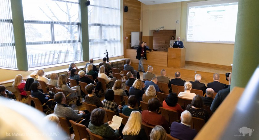 Zdjęcie z konferencji poświęconej funkcjonowaniu szkół w trybie kryzysowym/ podlaskie.eu
