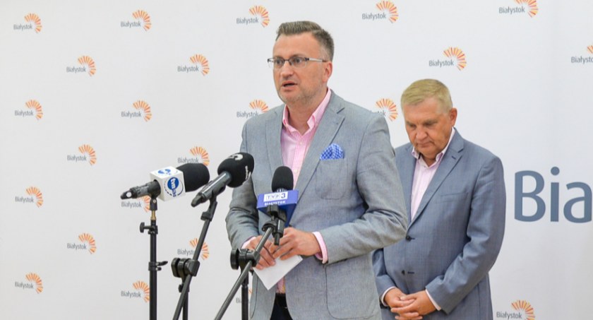 Zdjęcie Rafała Rudnickiego i Tadeusza Truskolaskiego na ściance z napisem Białystok/ bialystok.pl