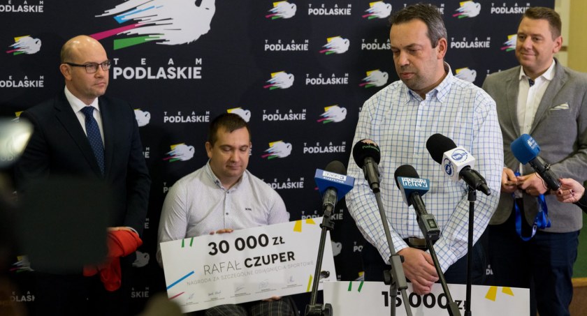 Zdjęcie Rafała Czupera, jego trenera i marszałka Artura Kosickiego/ podlaskie.eu