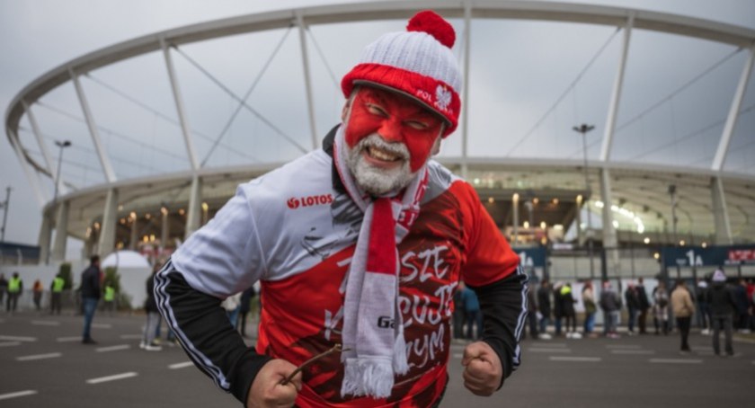 Zdjęcie polskiego kibica pod stadionem
