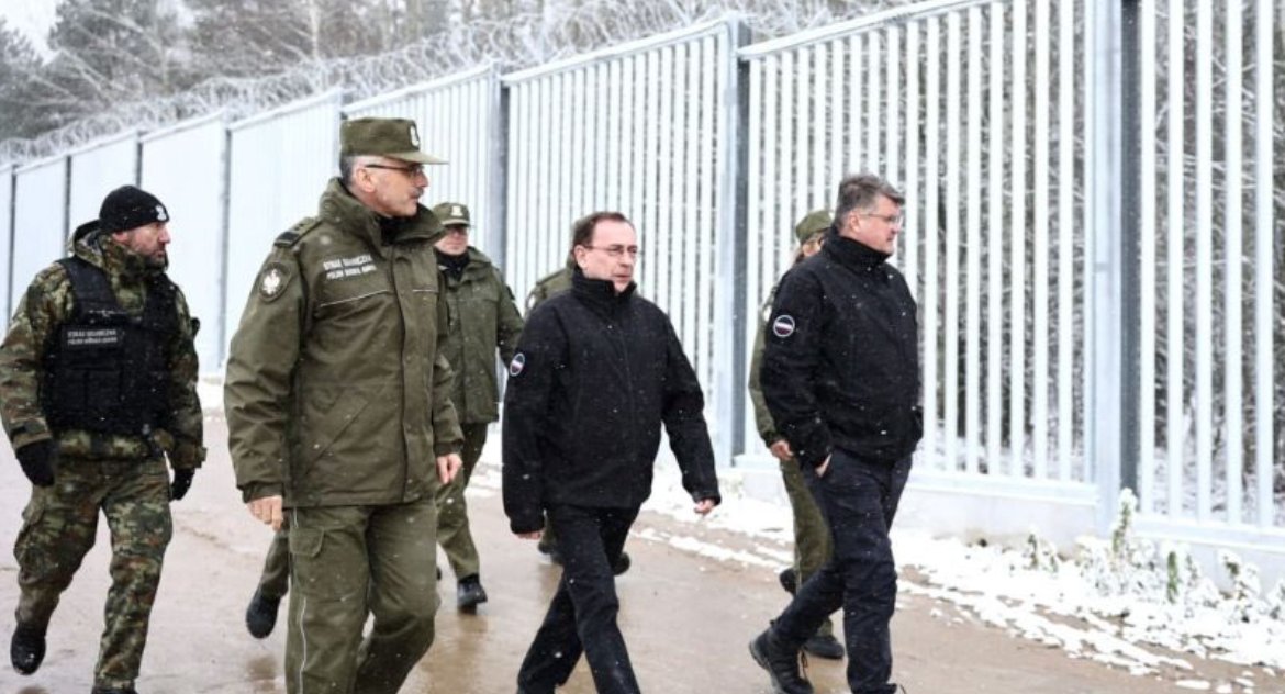 Zdjęcie delegacji odbierającej odcinek granicy z działającą perymetrią/ MSWiA