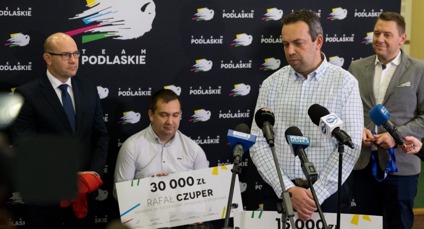 Zdjęcie Rafała Czupera, jego trenera i marszałka Artura Kosickiego/ podlaskie.eu