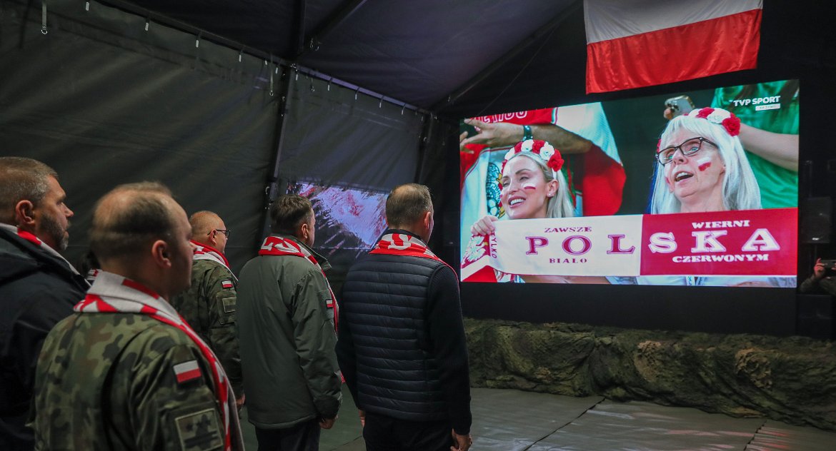 Zdjęcie prezydenta Dudy i wicepremiera Błaszczaka w wojskowej strefie kibica w Nowe Łuce/ Kancelaria Prezydenta