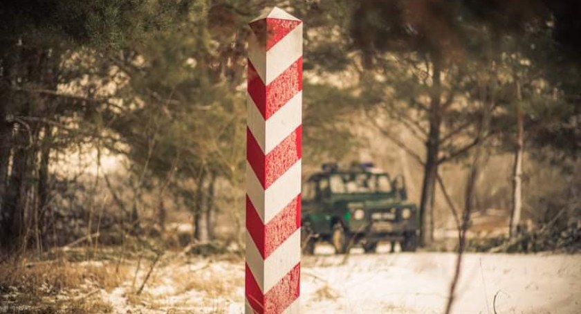 Zdjęcie pojazdu Straży Granicznej pod granicą z Białorusią/ Twitter.com Straż Graniczna
