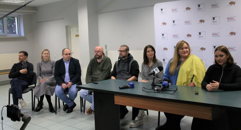 Zdjęcie z konferencji prasowej zapowiadającej spektakl 