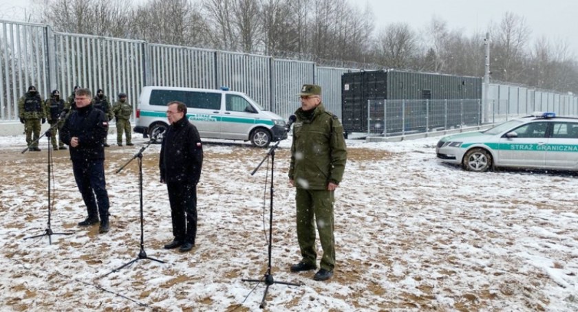 Zdjęcie ministra Kamińskiego i Wąsika z komendantem Straży Granicznej pod zaporą na granicy polsko - białoruskiej/ SG