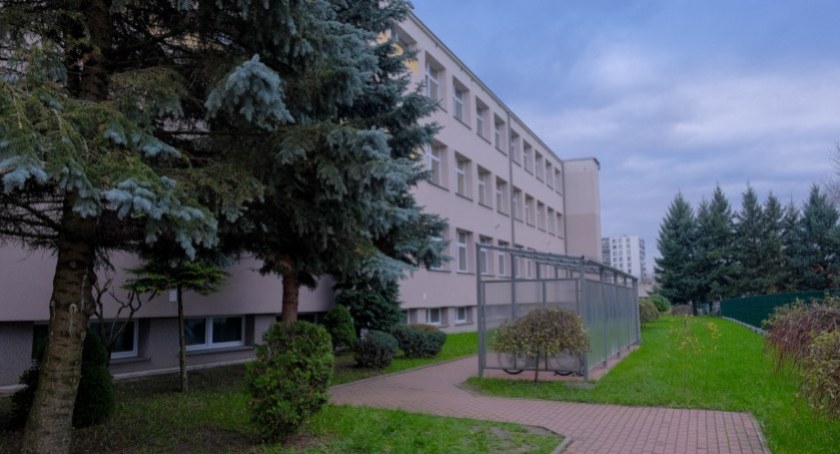 Zdjęcie wyremontowanego budynku szkoły podstawowej nr 11 w Białymstoku/ bialystok.pl
