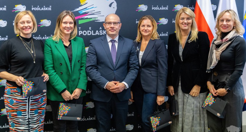 Zdjęcie marszałka województwa podlaskiego z przedstawicielkami Forum Kobiet Podlasia/ podlaskie.eu