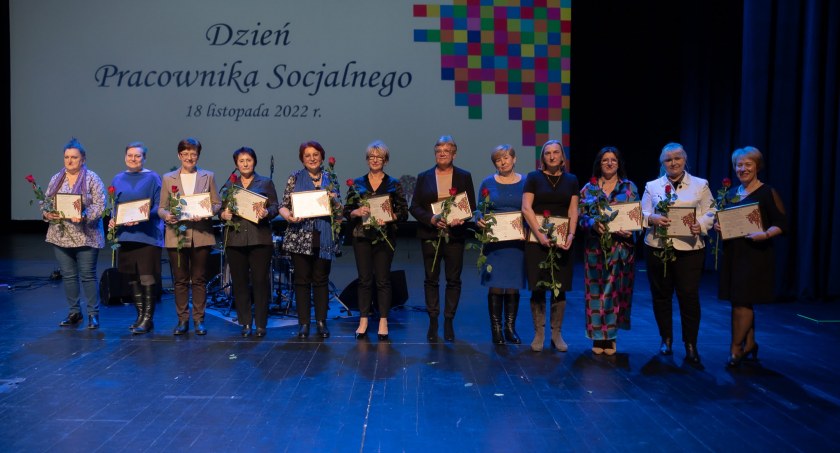 Zdjęcie uczestników gali z okazji Dnia Pracownika Socjalnego/ podlaskie.eu