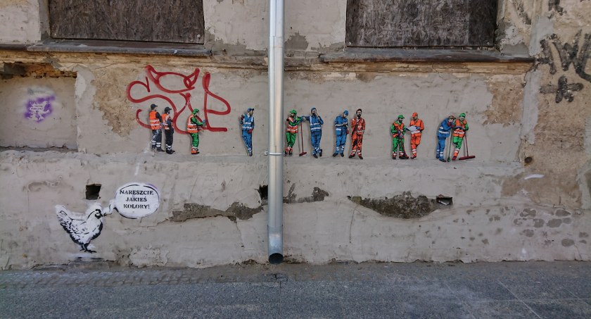 Zdjęcie elewacji z graffiti graffiti wandali/ DDB