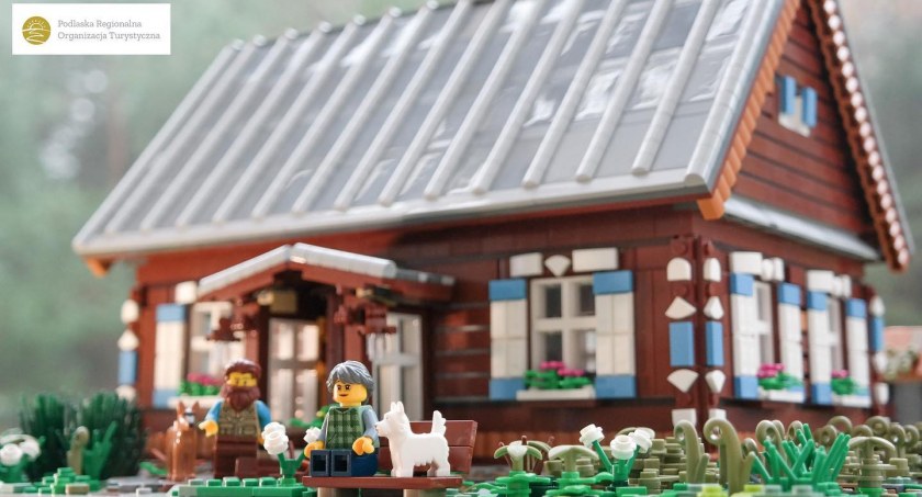 Zdjęcie podlaskiej chaty ułożonej z klocków LEGO/ Facebook/ Województwo Podlaskie
