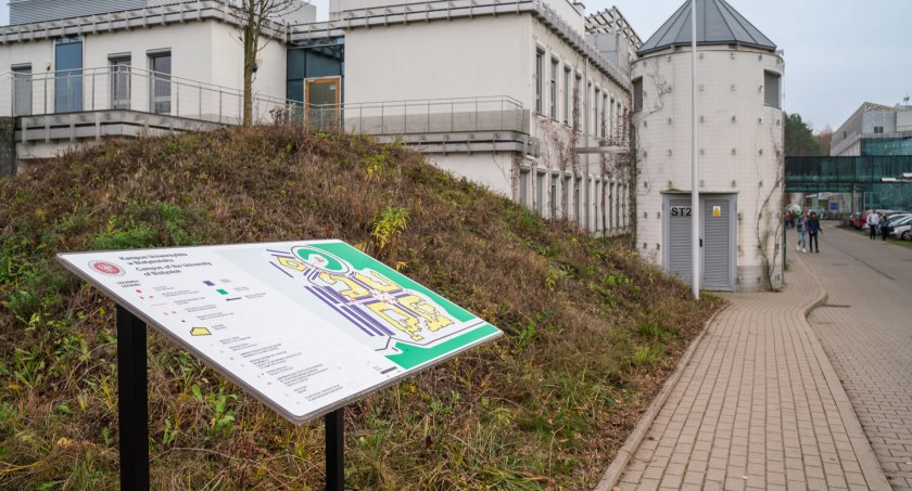 Zdjęcie mapy tyflograficznej na kampusie UwB/ UwB