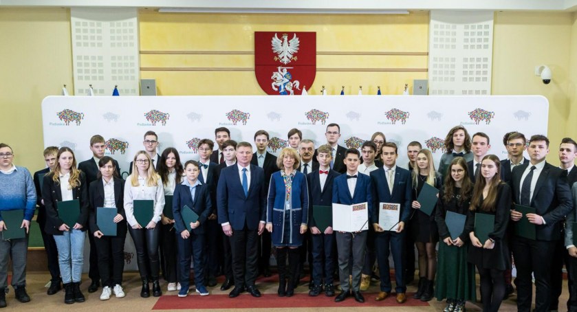 Zdjęcie nagrodzonych uczniów z województwa podlaskiego/ podlaskie.eu