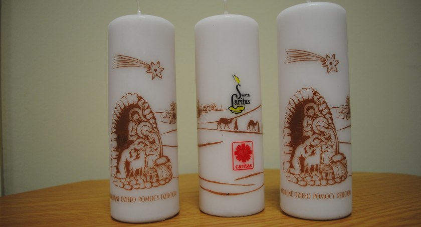 Zdjęcie świec symbolizujących akcję „Wigilijne dzieło Pomocy Dzieciom” 