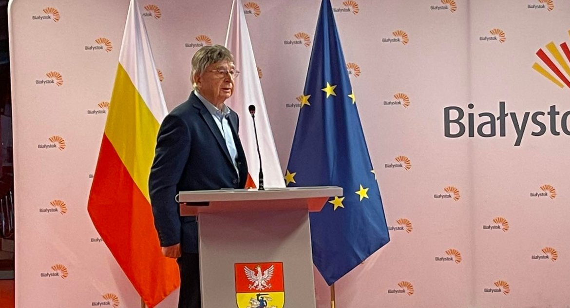 Zdjęcie mieszkańca Białegostoku przemawiającego na sesji Rady Miasta