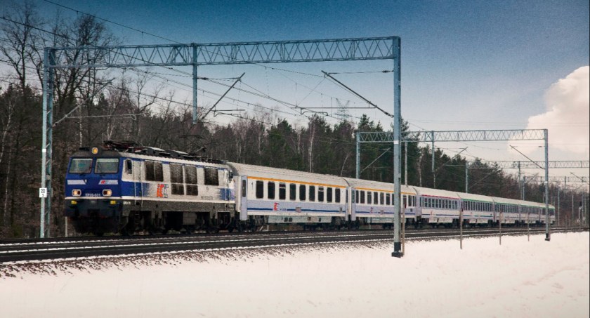 Zdjęcie pociągu na ośnieżonym torze/ PKP PLK