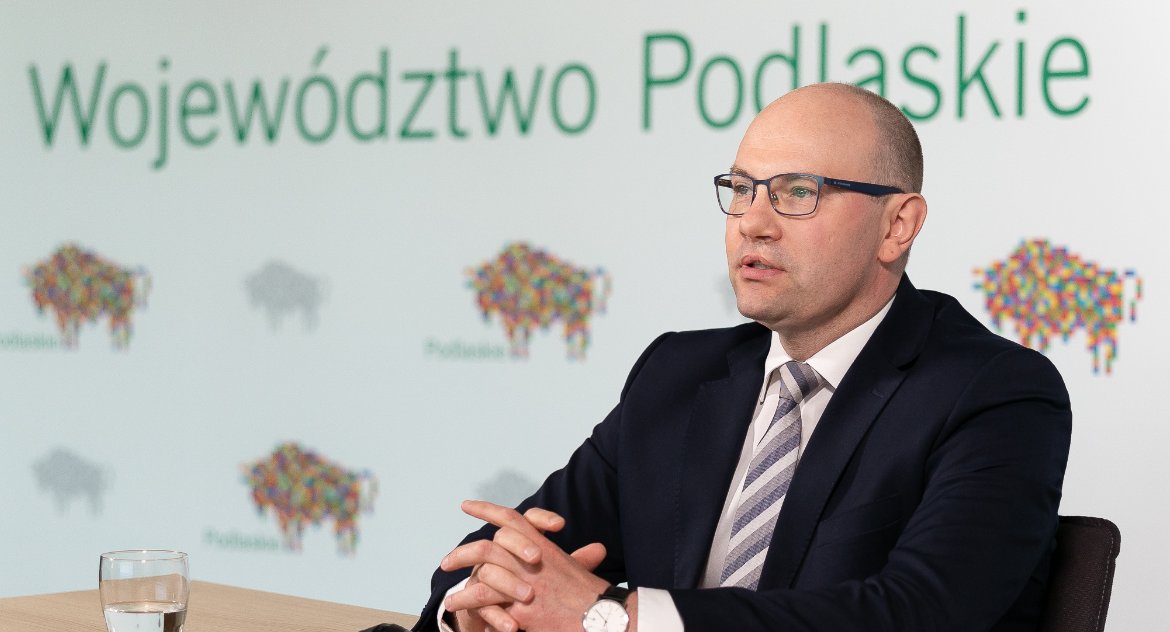 Zdjęcie marszałka Artura Kosickiego w sali konferencyjnej/ wrotapodlasia.pl