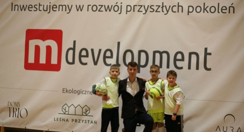 Na zdjęciu Karol Jakubowski z młodymi piłkarzami