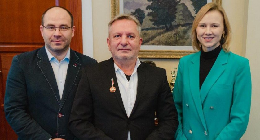 Zdjęcie Krzysztofa Ławniczaka z dyrektorami Teatru Dramatycznego/ podlaskie.eu