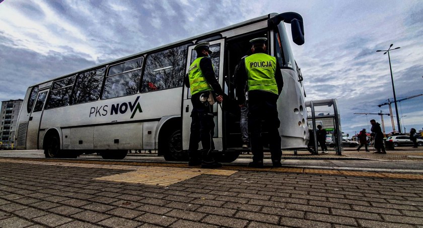 Zdjęcie autobusu PKS nowa podczas kontroli policyjnej/ podlaska.policja.gov.pl