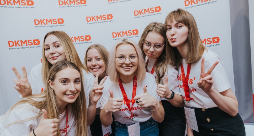 Zdjęcie studentów zachęcających do dołączenia do grona dawców szpiku kostnego