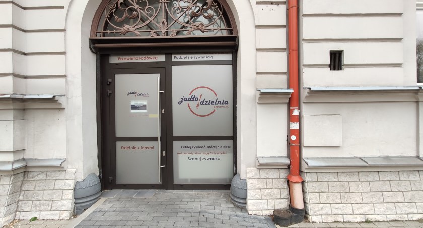 Obecna umowa na prowadzenie Jadłodzielni w Białymstoku kończy się 31 grudnia. Stąd też władze Białegostoku szukają już teraz chętnych, którzy będą w stanie poprowadzić Jadłodzielnię od nowego roku. Oferty można składać jeszcze przez nieco ponad dwa tygodnie. 