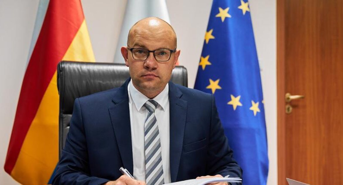Zdjęcie marszałka Artura Kosickiego w sali konferencyjnej/ wrotapodlasia.pl