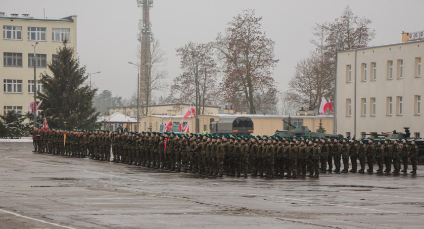 Zdjęcie z momentu złożenia przysięgi przez żołnierzy dobrowolnej zasadniczej służby wojskowej/ PUW