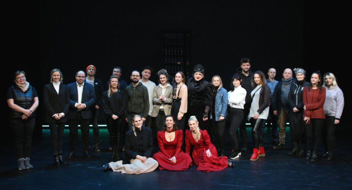 Zdjęcie aktorów Teatru Dramatycznego na scenie litewskiego teatru. Ujęcie ze spektaklu :Inwazja