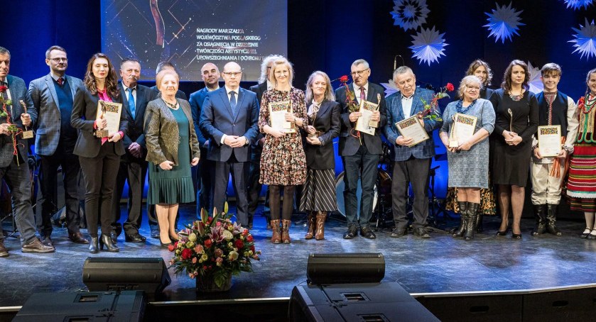 Zdjęcie nagrodzonych przez marszałka województwa podlaskiego ludzi kultury/ podlaskie.eu